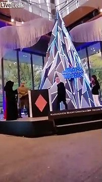 Fail : présentation de R2D2 qui tombe de l'estrade direct ! StarWars