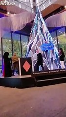 Fail : présentation de R2D2 qui tombe de l'estrade direct ! StarWars