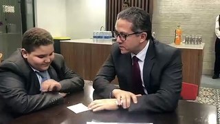 وزير الاثار يستقبل الطفل علي الذي حلمه ان يصبح عالما للاثار