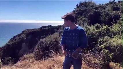 Il utilise cette branche comme un boomerang