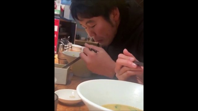 Il mange ses nouilles... par le nez