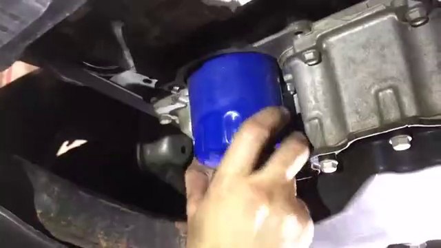 Il démonte le filtre à huile du moteur d'une voiture et ce qu'il découvre est incroyable