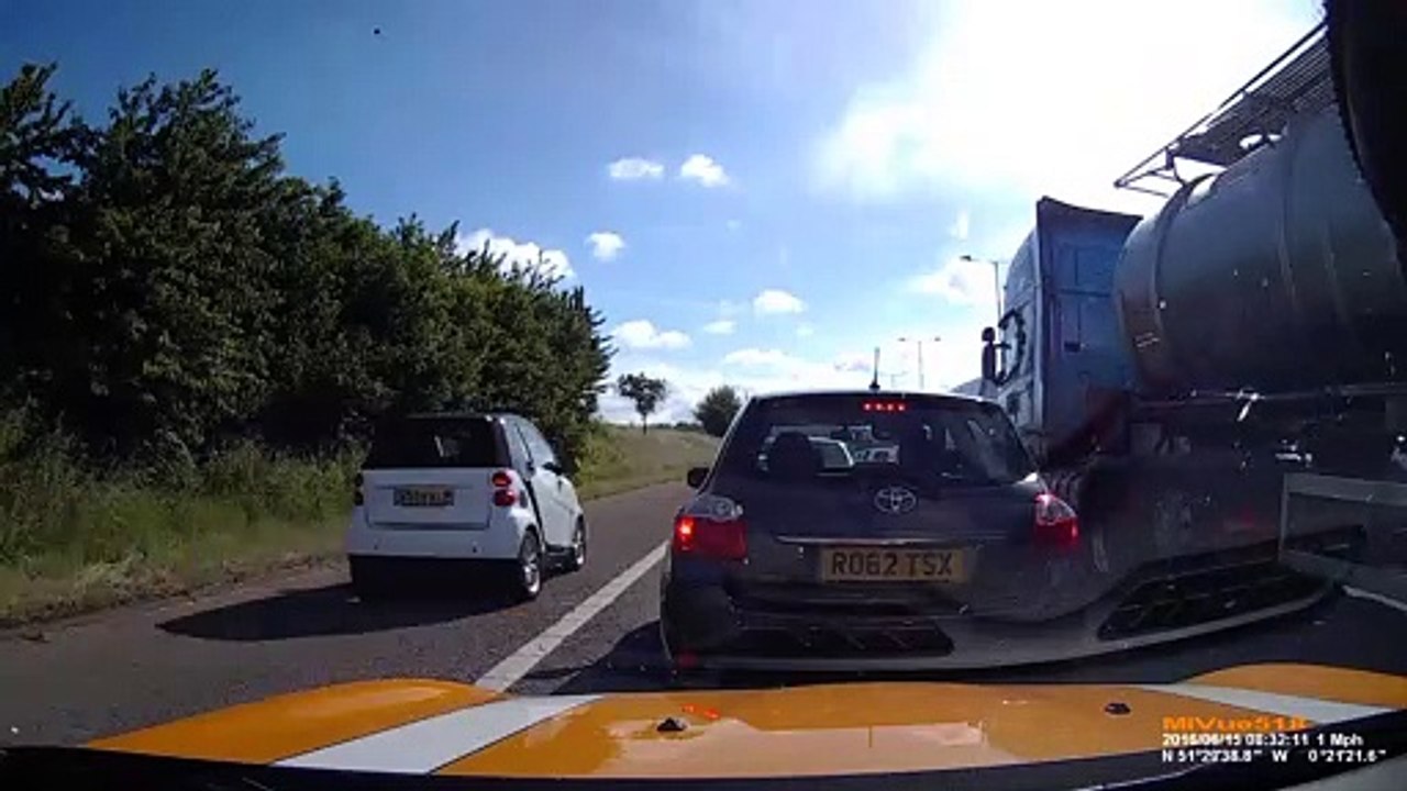 Un automobiliste double sur la bande d'arret d'urgence et va vite le regretter
