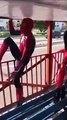 Quand Spider-Man s'amuse à marcher contre un bus