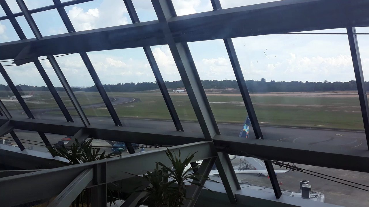 [SBEG Spotting]Airbus A321 PT-MTJ taxiando na pista até o saguão do Aeroporto de Manaus