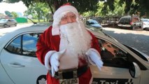 Un Santa Claus taxista desfila por las calles de Villahermosa en México