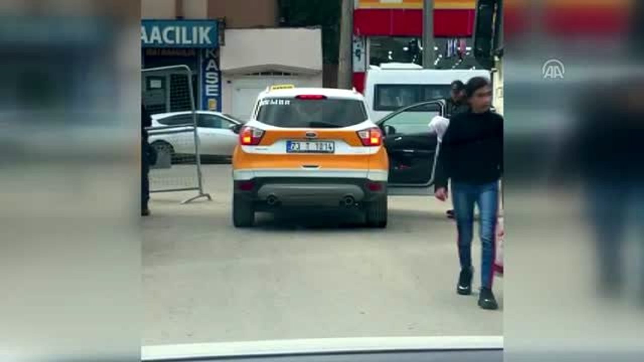 Yürümekte zorluk çeken yaşlı kadına polis yardım etti