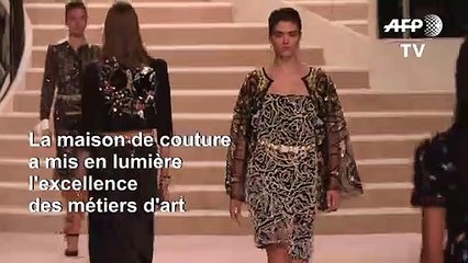 Chanel célèbre l'excellence des métiers d'art lors d'un défilé à Paris