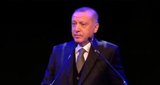 Cumhurbaşkanı Erdoğan, Erdem Beyazıt'ın şiirini okuduktan sonra salonda alkış tufanı koptu