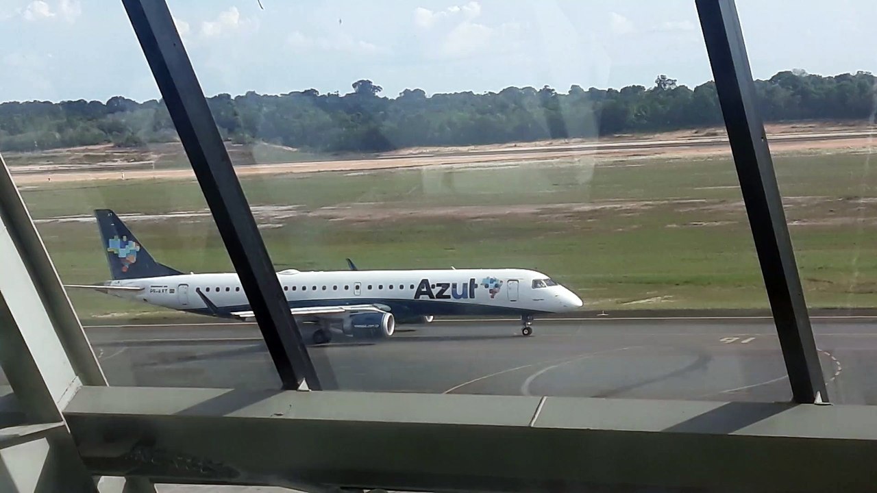 [SBEG Spotting]Embraer 195 PR-AXT  taxiando e decolando de Manaus para Porto Velho