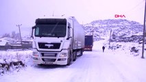 Kars buz tutan yolda kayan 2 tır yolu ulaşıma kapattı