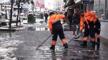 Niğde'de havaların soğumasıyla kar yağışı etkili oldu...Kayganlaşan yollar kazayı da beraberinde getirdi