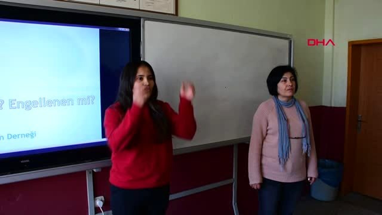 Temizlik işçisi olarak girdiği üniversiteden müzik öğretmeni olarak mezun oldu