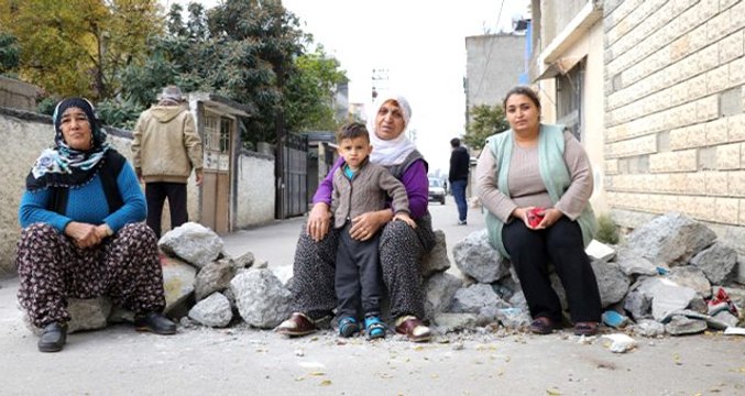 Mahalle sakinleri, Çocuklar ölmesin diye çocuklarıyla sokağı trafiğe kapattı