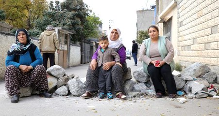 Mahalle sakinleri, "Çocuklar ölmesin" diye çocuklarıyla sokağı trafiğe kapattı