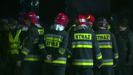 Télécharger la video: Un edificio de tres plantas se desploma tras una explosión de gas en el sur de Polonia