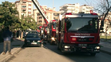 İzmir'de izolasyon çalışması yapılan binanın çatısı alev alev yandı