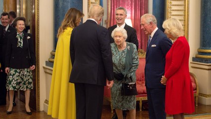 La reina Isabel II regaña a su hija por no saludar a Trump