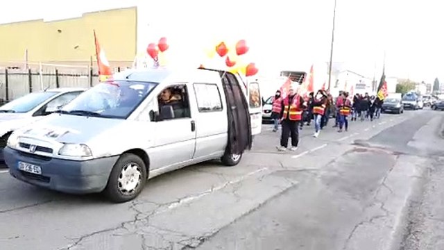 Le Pontet : un mince cortège de manifestants se dirige vers Avignon