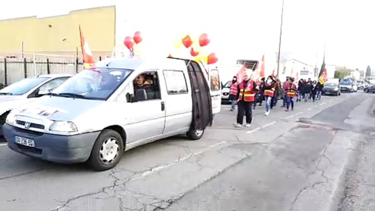Le Pontet : un mince cortège de manifestants se dirige vers Avignon