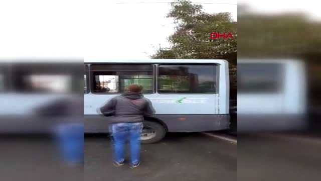 Gaziosmanpaşa'da minibüsle ekmek taşıyan kamyonet çarpıştı; 3 yaralı