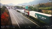 Afortunado conductor se salva de ser aplastado por un contenedor que cae de un camión en una autopista