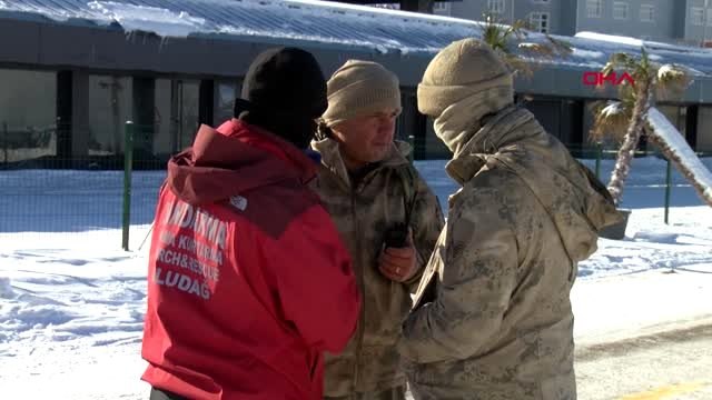 Jandarma özel haraket ekipleri helikopterle kayıp 2 dağcıyı arama kurtarma çalışmasına...