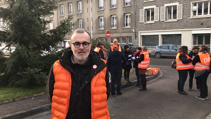 La CFDT distribue sa liste de Noël sur le marché