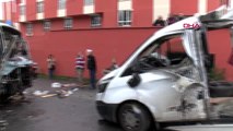 Gaziosmanpaşa'da minibüsle ekmek taşıyan kamyonet çarpıştı; 3 yaralı