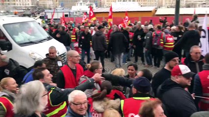 Le cortège s’organise sur le Vieux Port