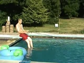 Ski nautique dans la piscine