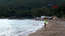 Antalya'da aralık ayında turistlerin deniz keyfi