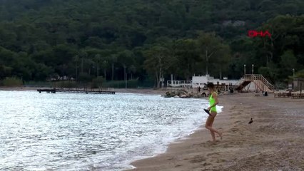 Antalya'da aralık ayında turistlerin deniz keyfi