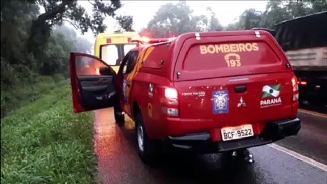 Caminhão capota na BR-277 e vítima fica presa às ferragens