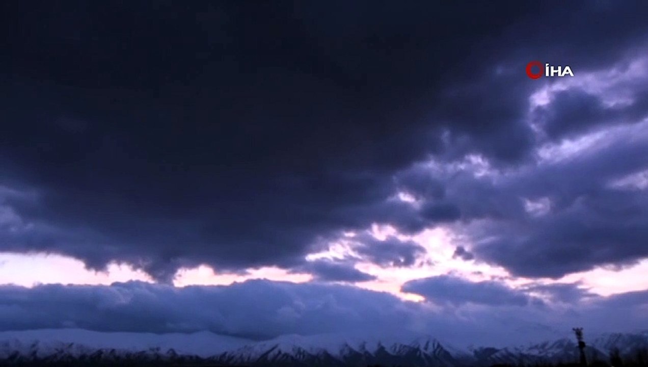 Yüksekova’da karlı dağlarla bulutların görsel şöleni mest etti