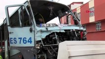 Gaziosmanpaşa'da minibüsle ekmek taşıyan kamyonet çarpıştı; 3 yaralı