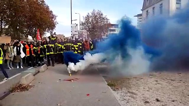 Avignon : un fumigène est allumé devant la préfecture