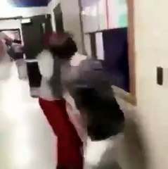 Başörtülü kıza saldıran İslam düşmanı öğrenci neye uğradığını şaşırdı