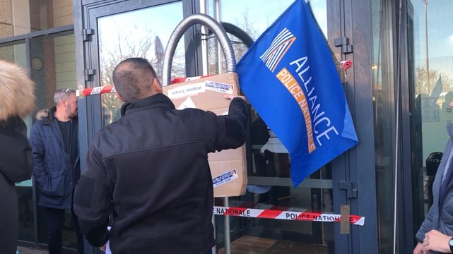 Saint-Brieuc. Les policiers bloquent symboliquement le commissariat