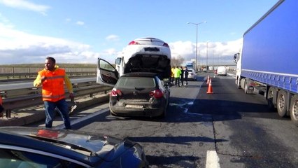 Kazaya karışan otomobil diğerinin üzerine çıktı