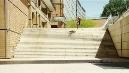 Un "biker" sobrevuela las calles de París