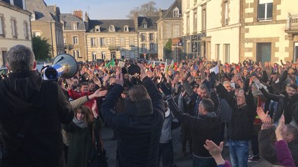 Pontivy. Un clapping pour clore la manifestation du 5 décembre