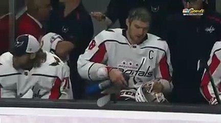 Ovechkin usa un soplete para 'arreglar' su casco en pleno partido de la NHL
