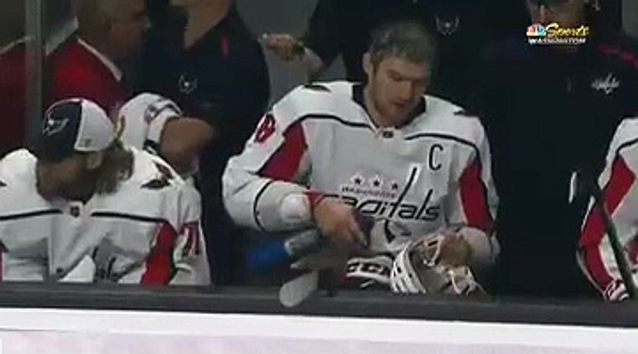 Ovechkin usa un soplete para 'arreglar' su casco en pleno partido de la NHL