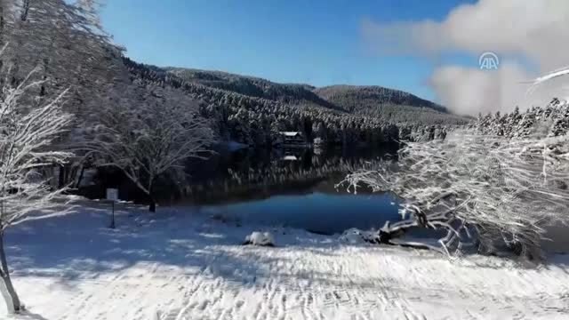 Beyaz örtüyle kaplanan Gölcük Tabiat Parkı büyülüyor