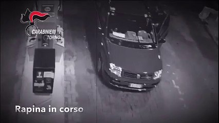 Скачать видео: Avigliana (TO) - Rapina coppia in distributore di benzina, arrestato (05.12.19)