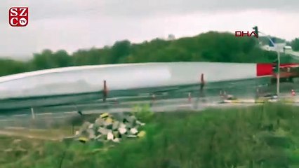 Dev türbin kanadını taşıyan TIR devrildi