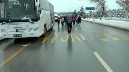 Yaşlılar, kar altında engelliler için koştu