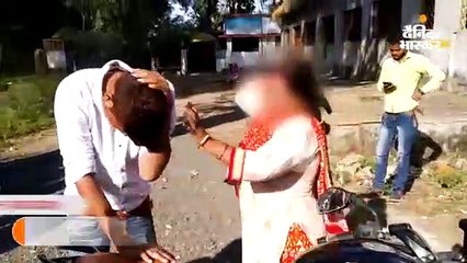 महिला ने युवक की चप्पलों से जमकर की पिटाई