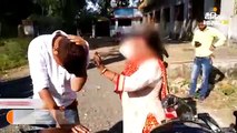 महिला ने युवक की चप्पलों से जमकर की पिटाई